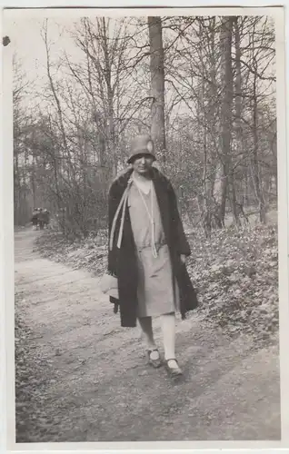 (F8620) Orig. Foto junge Frau im Freien, Spaziergang, 1930er