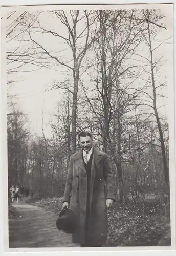 (F8619) Orig. Foto junger Mann im Freien, Spaziergang, 1930er