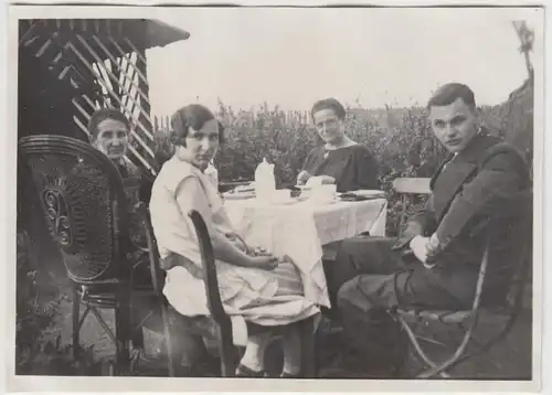 (F8615) Orig. Foto Personen sitzen im Garten, Kaffeetisch, 1930er