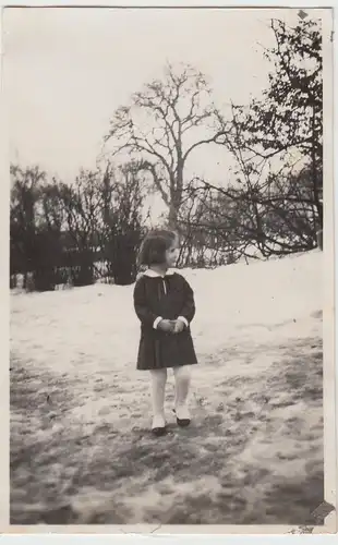 (F8606) Orig. Foto kleines Mädchen im Freien, Winter 1930er