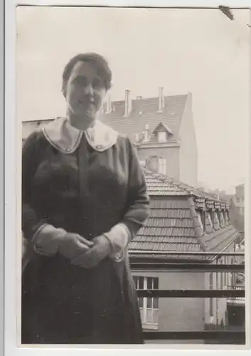 (F8599) Orig. Foto junge Frau auf dem Balkon, 1930er, möglw. Erfurt