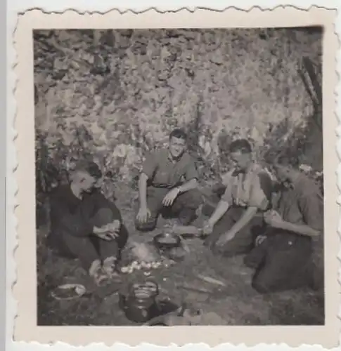 (F860) Orig. Foto Männer beim Picknick, Feldlager?, 1940er