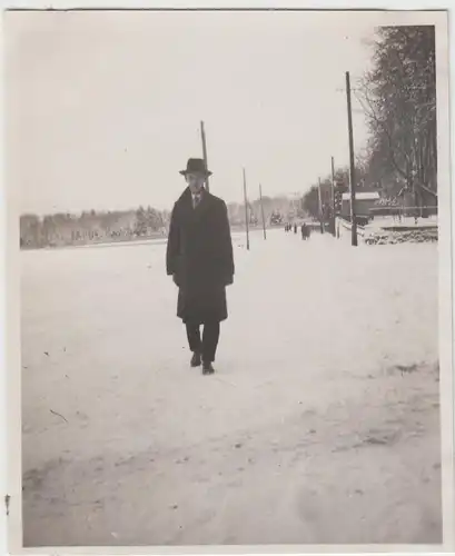(F8595) Orig. Foto Herr spaziert im Winter 1930er