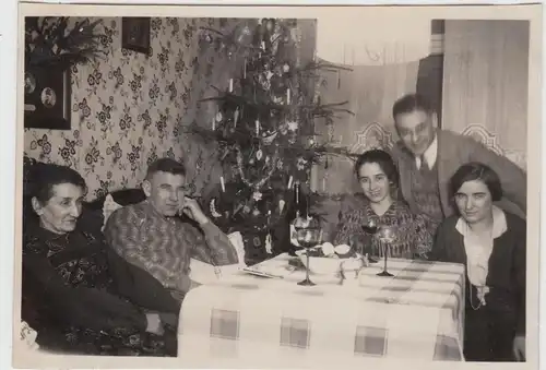 (F8590) Orig. Foto Personen in der Stube, Weihnachten, Weihnachtsbaum 1930er