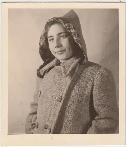 (F8582) Orig. Foto Porträt junge Frau im Mantel u. Kapuze, 1930er