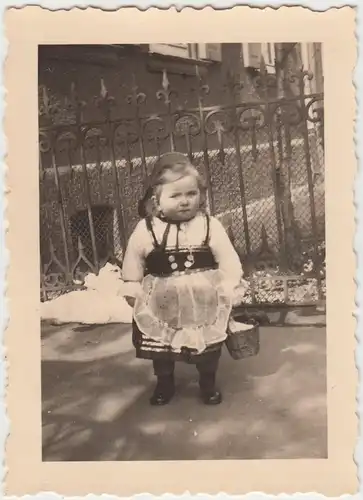 (F8578) Orig. Foto kleines Mädchen in Tracht u. Körbchen am Eisenzaun, 1930er