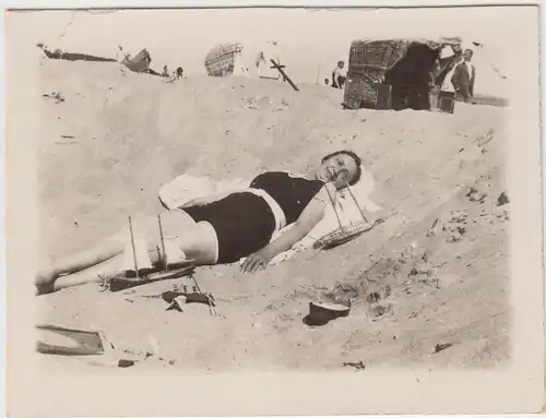 (F8574) Orig. Foto Frau liegt am Strand, Sandloch, Nordsee, Ostsee 1920er