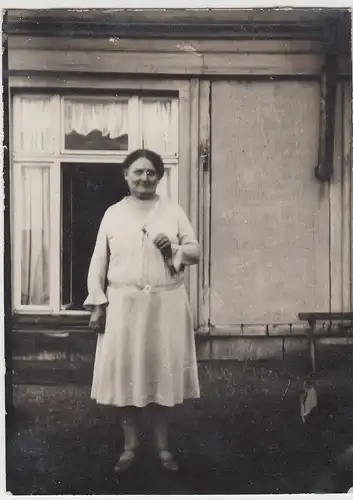(F8571) Orig. Foto Frau steht vor dem Fenster, 1930er