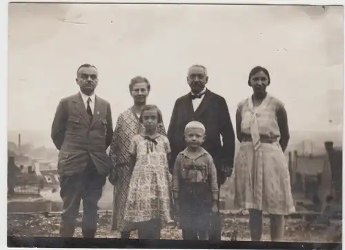 (F8569) Orig. Foto Personen vor einer Stadtkulisse, Wanderung 1920/30er