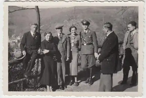 (N96) Original Foto 2.WK, Personengruppe mit Luftwaffe-Soldat, 1940er