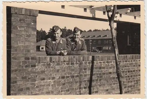 (N791) Orig. Foto, Luftwaffe-Soldaten im Kasernenhof Fliegerhorst Jever, 1940
