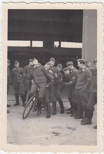(N786) Orig. Foto, Luftwaffe-Soldaten in feierlicher Stimmung vor Flugzeughalle,
