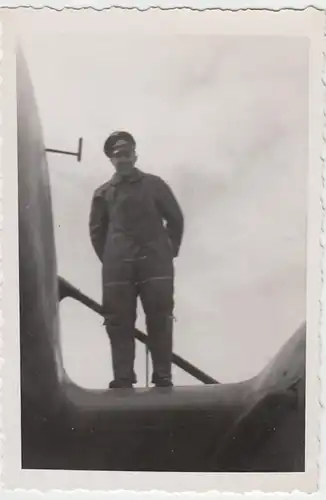 (N755) Orig. Foto, Luftwaffe-Pilot posiert auf einer Fw 58 "Weihe", Prien, 1941