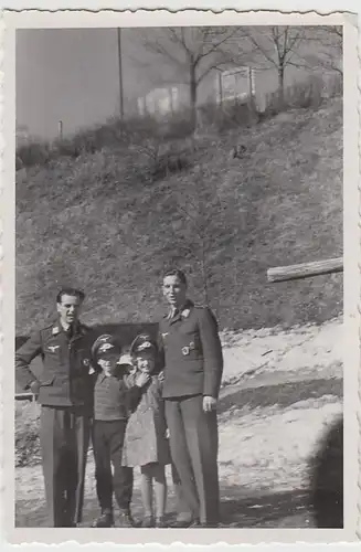 (N264) Orig. Foto, Luftwaffe-Soldaten mit Kinder, Bad Reinerz, März 1942