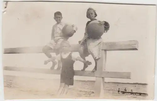 (F8568) Orig. Foto Kinder sitzten auf der Landungsbrücke, Nordsee, Ostsee 1920er