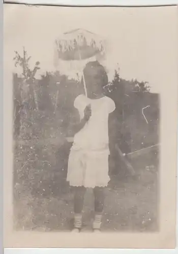 (F8567) Orig. Foto kleines Mädchen Inge mit Sonnenschirm, Kinderfest 1920er