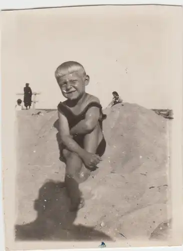 (F8566) Orig. Foto kleiner Junge sitzt am Strand, Nordsee, Ostsee 1920er