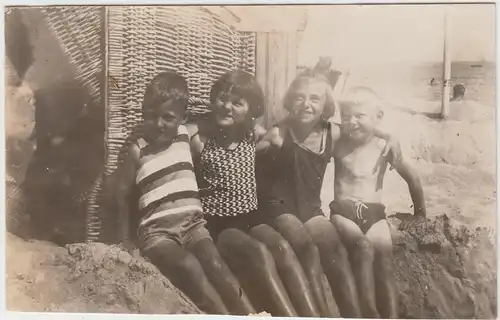 (F8562) Orig. Foto Kinder sitzen vor dem Strandkorb, Nordsee, Ostsee 1920er
