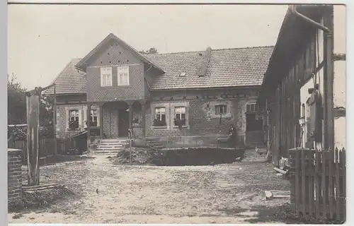 (F8528) Orig. Foto Backsteinhaus mit Hof und Scheune, unbekannt 1920er