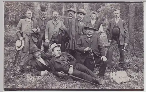 (F8518) Orig. Foto Herren und eine Dame mit Wanderstöcken im Wald, Wanderer, 192