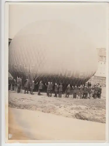 (F8497) Orig. Foto Erfurt, Ballon ?Stragula?, Haltemannschaft, 1930er