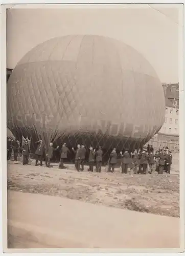(F8486) Orig. Foto Erfurt, Haltemannschaft beim Füllen des Ballons ?Stragula? de