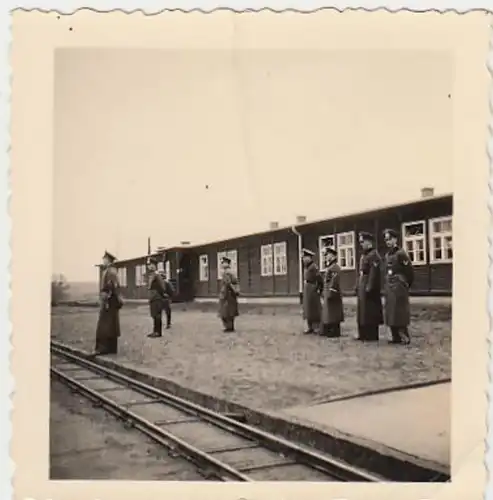 (F847) Orig. Foto Wehrmacht-Offiziere am Bahngleis, Schmalspur, 1940er