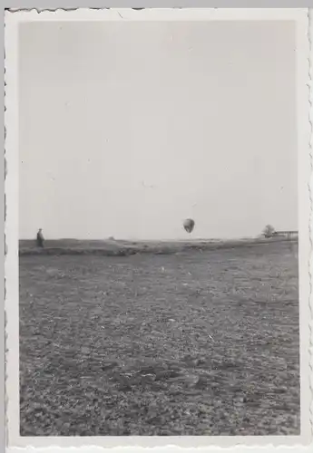 (F8454) Orig. Foto Ballon aus Erfurt am Horizont, ev. Landung auf Feld, 20.3.193