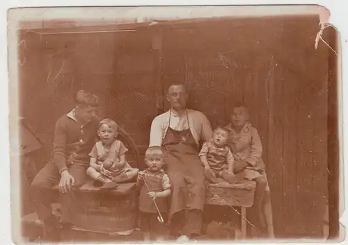 (F8426) Orig. Foto Herr sitzt mit Kindern vor Büttnerei K. Hermann, 1910/20er