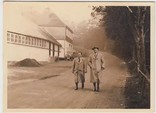 (F8425) Orig. Foto Herren laufen auf der Straße, unbek. Ort 1920/30er