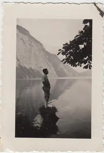 (F8424) Orig. Foto Mann steht am Ufer des Königsees, Königsee 1937