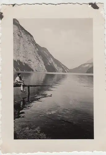 (F8423) Orig. Foto Mann sitzt am Ufer des Königsees, Königsee 1937