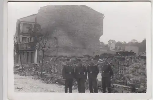 (F841) Orig. Foto Wehrmacht-Soldaten posieren v. zerstörtem Gebäude, 1940er