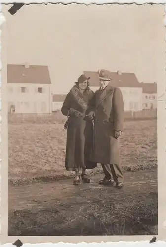 (F8403) Orig. Foto Paar, Frau mit Pelzkragen in einer Wohnsiedlung, 1930er