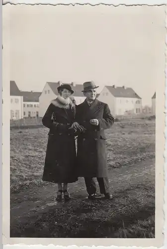 (F8402) Orig. Foto Paar, Frau mit Fuchspelz in einer Wohnsiedlung, 1930er