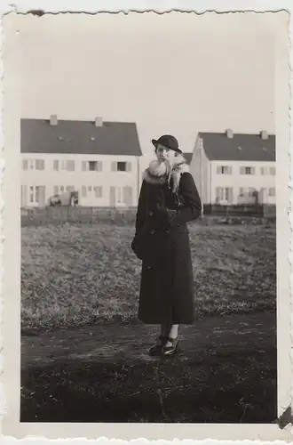 (F8401) Orig. Foto Frau mit Fuchspelz in einer Wohnsiedlung, 1930er