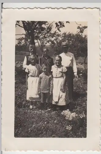 (F8399) Orig. Foto Personen mit Kinder im Garten "Freunde aus dem Allgäu" 1930er