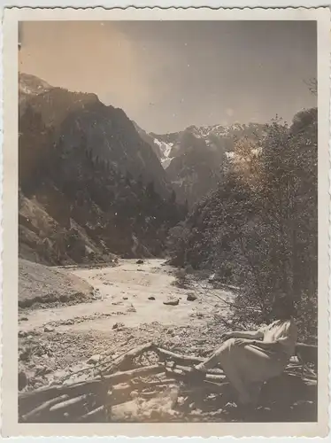 (F8367) Orig. Foto Raintal b. Grainau, junge Frau sitzt am Fluss 1934