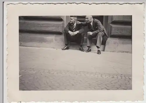 (F8357) Orig. Foto Mannheim, Personen sitzen am Straßenrand 1937