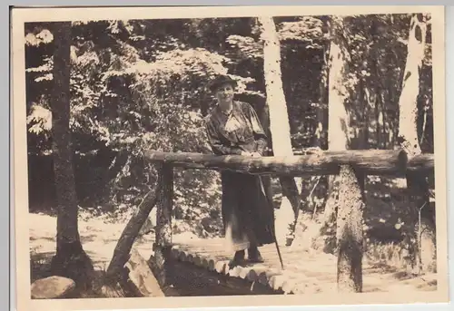 (F8350) Orig. Foto junge Frau steht auf kleiner Holzbrücke 1937
