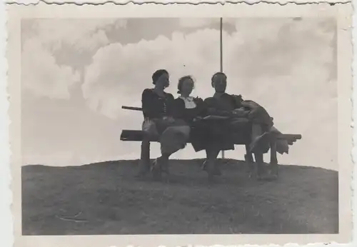 (F8347) Orig. Foto Personen sitzen auf einer Bank, Anhöhe, 1937