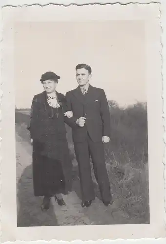 (F8345) Orig. Foto Paar im Freien, Spaziergang 1937