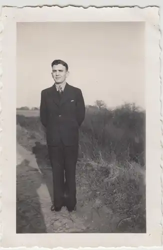 (F8344) Orig. Foto Herr im Freien, Spaziergang 1937