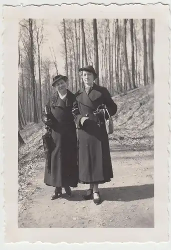 (F8342) Orig. Foto Damen im Wald, Spaziergang Ostern 1937