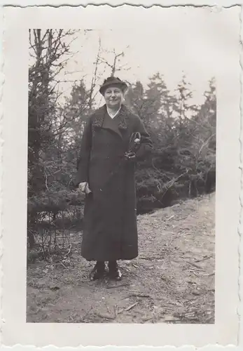 (F8341) Orig. Foto Dame mit Mantel und Hut im Freien, 1937