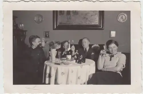 (F8339) Orig. Foto Personen sitzen im Zimmer am Tisch, 1937