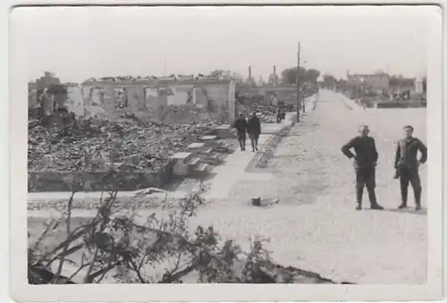 (F834) Orig. Foto Straße komplett mit zerstörten Häusern, 1940er