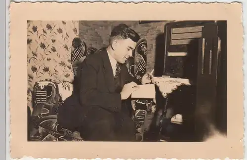 (F8338) Orig. Foto junger Mann sitzt im Zimmer "Anzag" Saarbrücken 1937