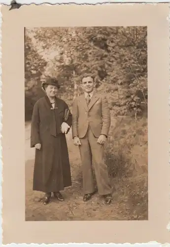 (F8328) Orig. Foto Herr und Dame im Freien, 1930er
