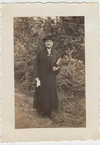 (F8327) Orig. Foto Dame steht an Nadelbäumen, 1930er